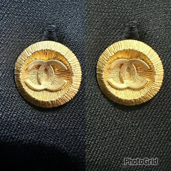 CHANEL Accessories - CHANEL 2 Gold CC Buttons